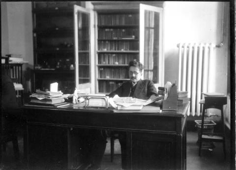 8. İSTANBUL ÜNİVERSİTESİ TARİH KÜRSÜSÜ ASİSTANI REŞAD EKREM KOÇU