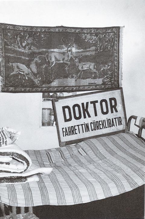 MEZUNİYET SONRASI DOKTOR OLARAK İLK TAYİNİ ADANA’NIN FEKE İLÇESİNE ÇIKAR