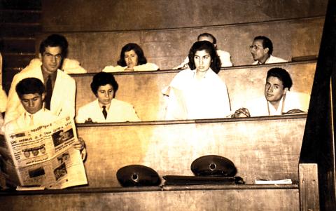 FAHRETTİN CÜREKLİBATIR (EN SAĞDA) 1955'TE LİSEDEN MEZUN OLUP İSTANBUL’A GELİR, TIP FAKÜLTESİNE YAZILIR