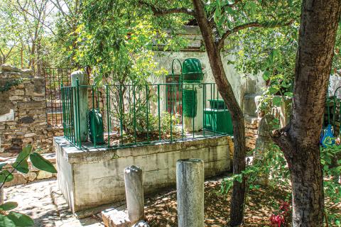 BEKTAŞİ BÜYÜKLERİNDEN KARYAĞDI BABA’NIN TÜRBESİ EYÜP SULTAN’DA