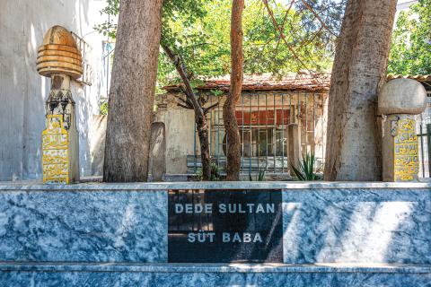 ÜSKÜDAR’DA EN ÇOK ZİYARET EDİLEN TÜRBELERDEN BİRİ DE SÜT BABA TÜRBESİ