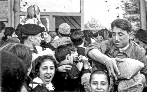 II. DÜNYA SAVAŞI’NI DERİNDEN HİSSEDEN YER, İSTANBUL’DU. NEREDEYSE BÜTÜN TEMEL İHTİYAÇ MALZEMELERİNE KISITLAMA GELMİŞTİ. EKMEK KARNEYLE ALINABİLİYORDU II. DÜNYA SAVAŞI’NI DERİNDEN HİSSEDEN YER, İSTANBUL’DU. NEREDEYSE BÜTÜN TEMEL İHTİYAÇ MALZEMELERİNE KISITLAMA GELMİŞTİ. EKMEK KARNEYLE ALINABİLİYORDU