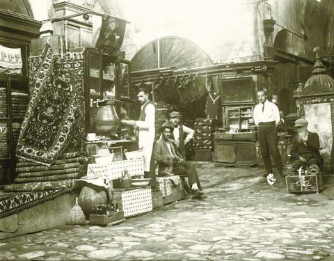 KAPALIÇARŞI’DA BİR DÜKKÂN, 1929 (FOTOĞRAF: FAİK ŞENOL, İBB KÜLTÜR AŞ ARŞİVİ) KAPALIÇARŞI’DA BİR DÜKKÂN, 1929 (FOTOĞRAF: FAİK ŞENOL, İBB KÜLTÜR AŞ ARŞİVİ)