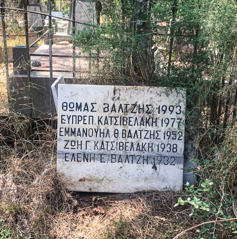 TAMER BALCI’NIN HEYBELİADA RUM MEZARLIĞI’NDAKİ MEZAR TAŞI. TOMA BALCI YUNANCA YAZI DİLİNDE ΘΩΜΑΣ ΒΑΛΤΖΗΣ OLARAK YAZILMAKTADIR TAMER BALCI’NIN HEYBELİADA RUM MEZARLIĞI’NDAKİ MEZAR TAŞI. TOMA BALCI YUNANCA YAZI DİLİNDE ΘΩΜΑΣ ΒΑΛΤΖΗΣ OLARAK YAZILMAKTADIR