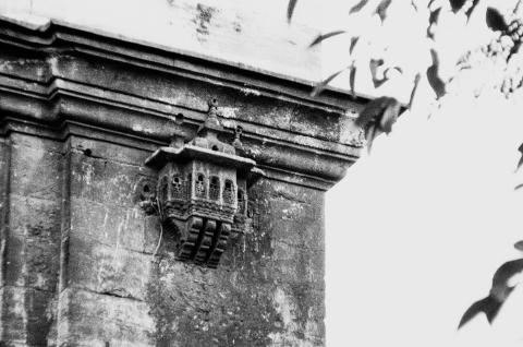 CAMİLERİN, KÖŞKLERİN, TEKKELERİN MİMARİSİYLE BÜTÜNLEŞMİŞ KUŞ EVLERİ…