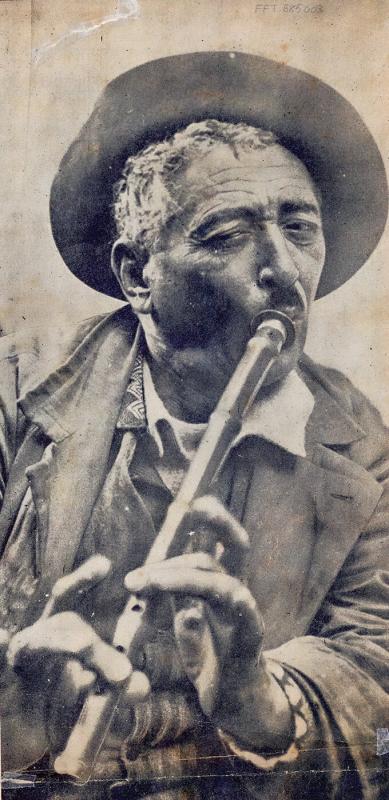 BAKIRKÖY AKIL HASTALIKLARI HASTANESİ’NDE YATTIĞI ESNADA KENDİNE YOLDAŞLIK EDEN KÖPEĞİ MERNUŞ’U KAYBEDEN NEYZEN TEVFİK, ONU ANLATAN BİR ŞİİR YAZAR… (FOTOĞRAF: SALT ARŞİV) 