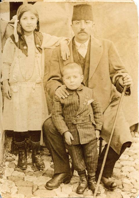 SABİHA, BABASI RIFAT BEY VE ERKEK KARDEŞİ MİTHAT’LA BİRLİKTE (FOTOĞRAF: GÜNSELİ NAYMANSOY)