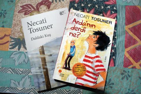 NECATİ TOSUNER’İN ÇOCUK VE GENÇLİK EDEBİYATI ÜZERİNE ESERLER YAYIMLAYAN GÜNIŞIĞI KİTAPLIĞI’NDAN ÇIKAN PEK ÇOK KİTABI VAR, ARDA’NIN DERDİ NE? ONLARDAN BİRİ. DALDAKİ KUŞ (AXİS YAYINLARI) İSE YAZARIN YENİ ÖYKÜ KİTABI
