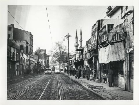 DİREKLERARASI’NIN SİMGE SÜTUNLARI 1910 YILINDA ELEKTRİKLİ TRAMVAY YOLU YAPIMI NEDENİYLE YIKILDI (FOTOĞRAF: SALT ARŞİV)