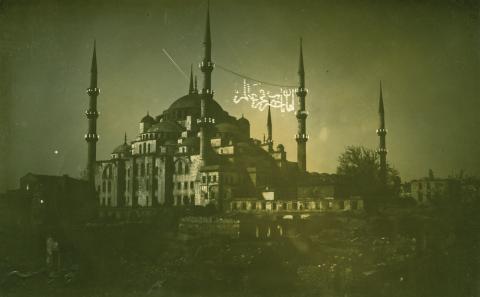 1920'Lİ YILLARDA SULTANAHMET CAMİİ'NDE MAHYA (FOTOĞRAF: AHMET MÜNİR / İBB ATATÜRK KİTAPLIĞI ARŞİVİ)