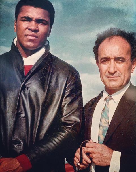 SUAVİ SONAR MUHAMMED ALİ’YLE (FOTOĞRAF: ÖMER DURMAZ ARŞİVİ)