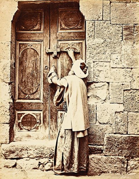 OSMANLI DÖNEMİNDE SOKAKTA BİR MECZUP (FOTOĞRAF: İSTANBUL ÜNİVERSİTESİ, SULTAN II. ABDÜLHAMİD HAN YILDIZ FOTOĞRAF KOLEKSİYONU)