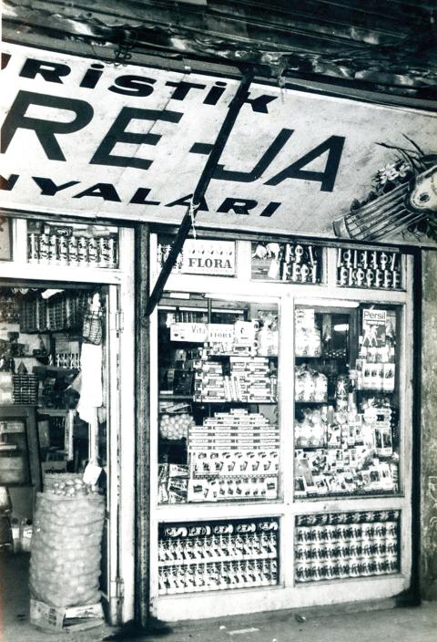 1960'LARIN BAŞINDA BİR MAHALLE BAKKALININ VİTRİNİ