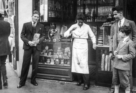 DÜKKÂNININ ÖNÜNDE YO YO OYNAYAN BİR BAKKAL