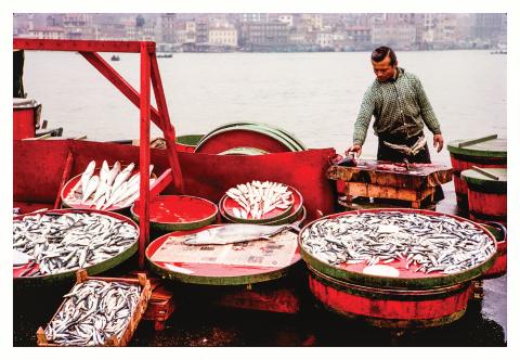 1970’LERDE HALİÇ İSKELESİNDE BALIKÇI