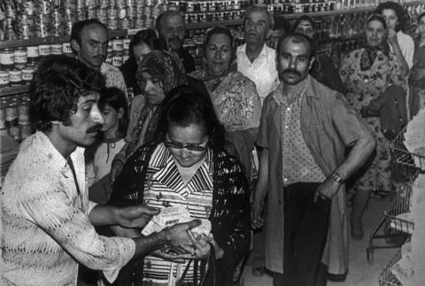 1976 YILINDAN BİR MARKET FOTOĞRAFI. SÜPERMARKETLER 1980'LERDE İSTANBUL'DA DAHA DA YAYGINLAŞTI